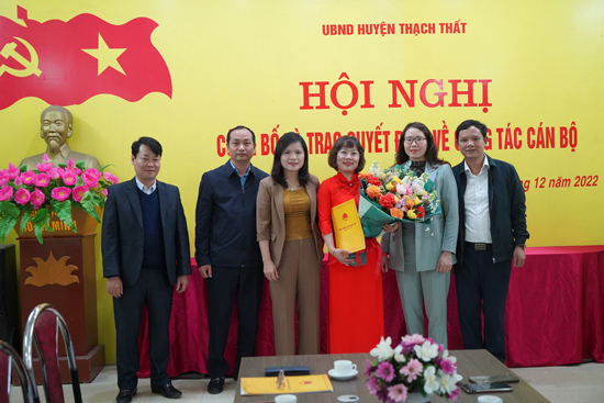 Công bố và trao Quyết định bổ nhiệm Phó Giám đốc Trung tâm GDNN-GDTX huyện Thạch Thất